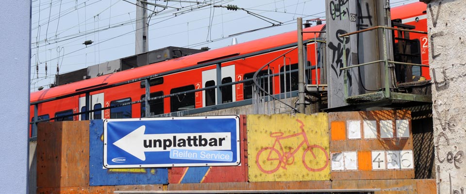Impression aus Köln mit Reparaturschild Unplattbar