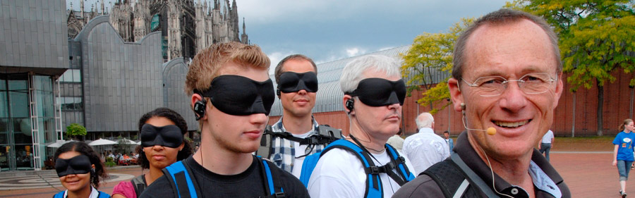 Teilnehmer mit verbundenen Augen beim Blindwalk in Köln