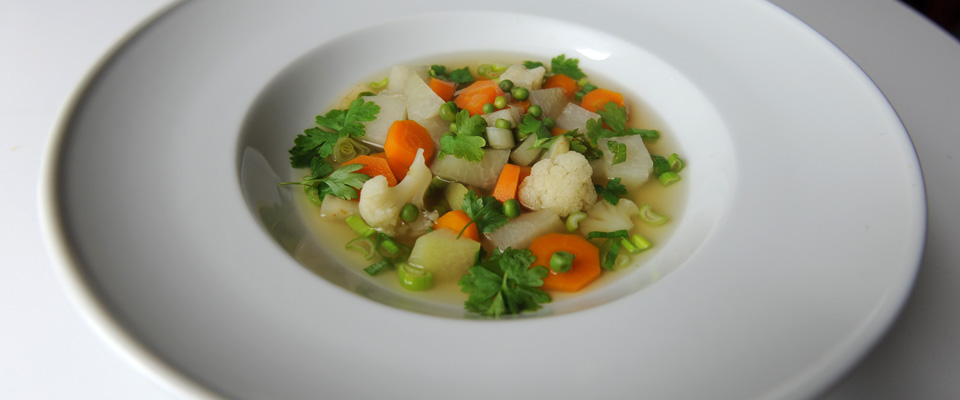 Gemüsesuppe in großem weißen Teller