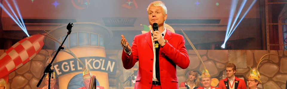 Guido Cantz von Verstehen Sie Spaß als Karnevalsjeck. Foto Tobias Büscher TV-Star Guido Cantz auf der Bühne des Gürzenich an Karneval 2014 im knallroten Anzug