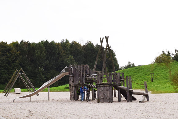 Der Spielplatz auf Gut Leidenhausen lockt mit Klettermöglichkeiten, Rutsche und Seilbahn