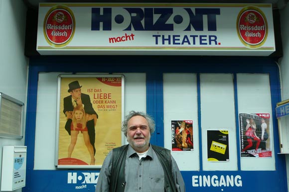 Leiter Christos Nicopoulos vor dem Horizont Theater