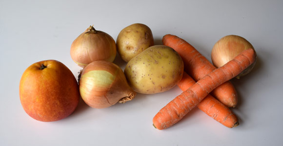 Kartoffeln, Zwiebeln, Karotten und Apfel