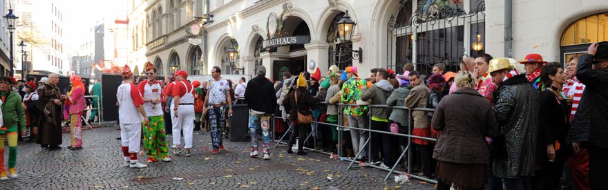Von Weiberfastnacht bis Veilchendienstag ist stehen die Jecken Schlange, Foto: Silke Büscher Kneipenkarneval in Köln