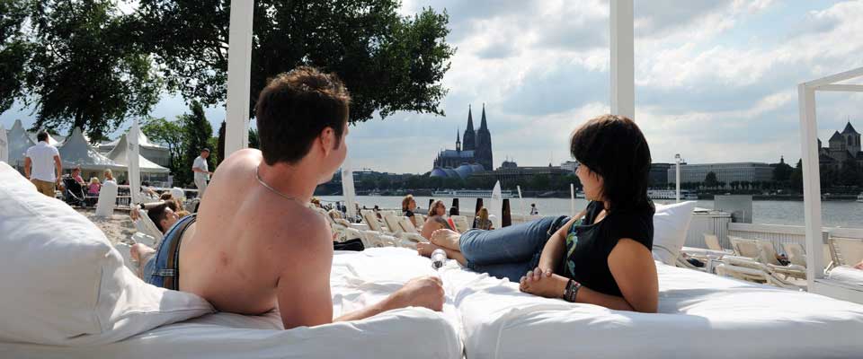 Junges Paar am Rhein in Köln