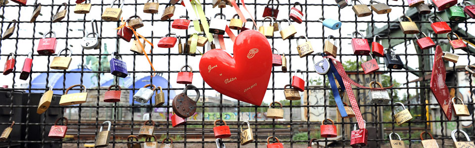 Rotes Herz zwischen Liebesschlössern an der Kölner Hohenzollernbrücke, tb