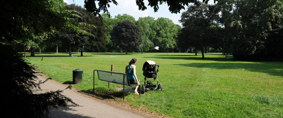Frau mit Kinderwagen im Johannes Giesberts-Park in Nippes