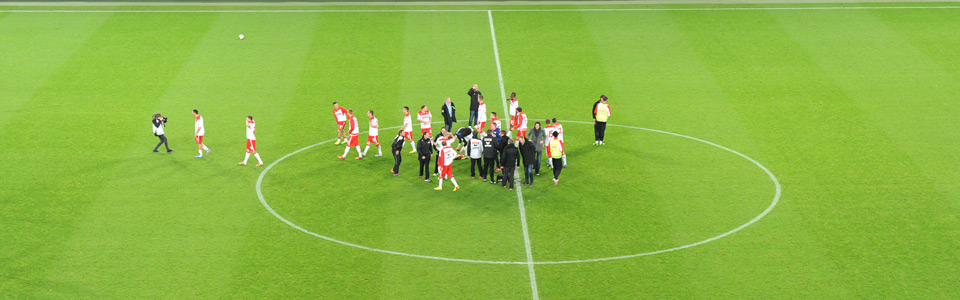 FC Köln nach dem Sieg gegen Berlin am 4. November 2013, mitten drinnen Trainer Stöger Auf dem Spielfeld des 1. FC Köln feiern die Kölner einen Sieg über Berlin