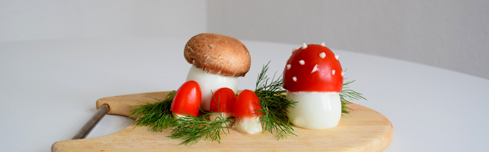 Pilze aus Eiern, Tomaten und einem echten Champignon