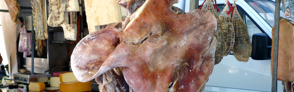 Getrockneter Schweinekopf auf dem Markt Getrockneter Scheinekopf auf dem Markt