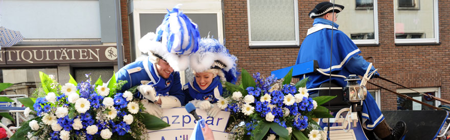Rosenmontag 2015: Tanzpaar auf Prunkwagen, Foto Tobias Büscher Straßenkarneval in Köln: Tanzpaar der blauen Funken