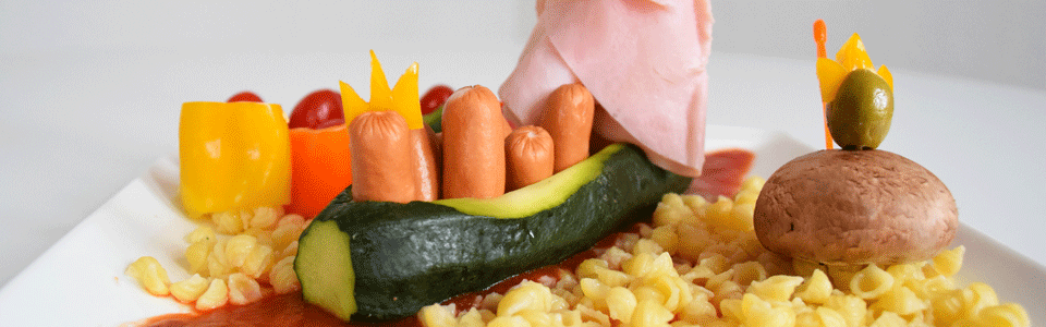 Ursula-Legende nachgekocht mit Zuccinischiff, Würstchen, Muschelnudeln und Tomatensoße