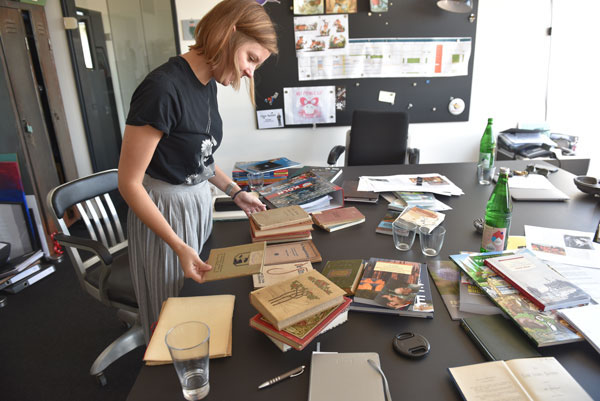 Vertriebsleiterin Sarah-Lisa Grundmann mit historischen Bachem-Büchern