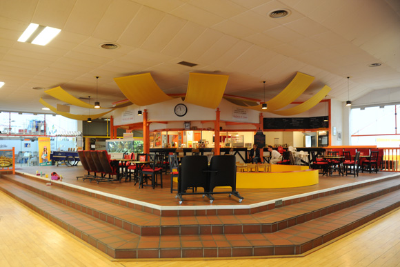 Zirkus-Feeling: Das Café ist das Herzstück der ZIRKUSfabrik. Foto: Tobias Büscher ZIRKUSfabrik, Café mit Sonnensegeln und kleiner Manege