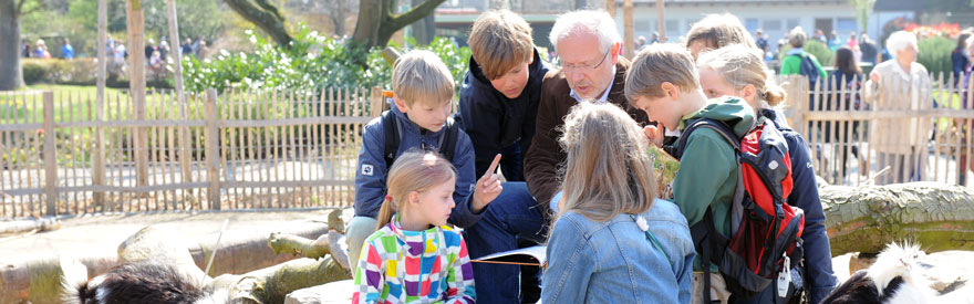 Theo Pagel liest im Kölner Zoo Kindern aus seinem neuen Zoobuch vor