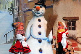 B&auml;rbelchen und H&auml;nneschen mit Schneemann