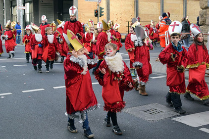 Wem soll ich wohl Kamelle geben? Nikoläuschen im Zoch, Foto: Silke Büscher Kleine Nikolaus-Kinder beim Zoch