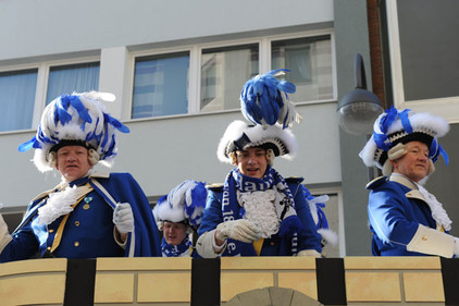 Blaue Funken auf dem Rosenmontagszug in Köln, Foto Tobias Büscher Blaue Funken