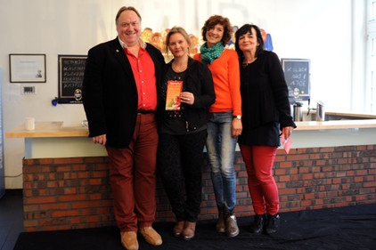 Hänneschen-Intendantin Frauke Kemmerling hat das Programm 2014 vorgestellt, Foto Tobias Büscher Intendantin des Hänneschen-Theaters mit Autoren