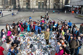 HA Schult und Kölner Schüler bauen ein Herz aus Müll