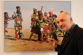 Fotoausstellung über spielende Kinder in Afrika mit Besuchern