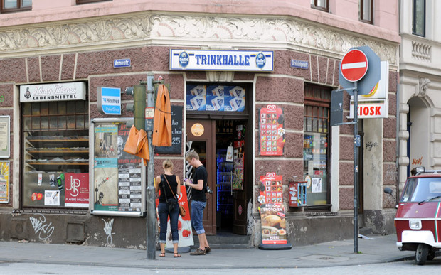 Paar vor Kiosk im Kölner Süden