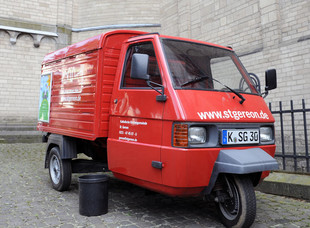 Gereon-Auto vor der gleichnamigen Kirche