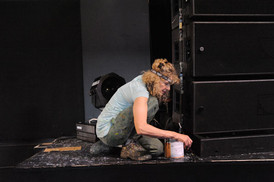 B&uuml;henbildnerin bei der Vorbereitung zur Show